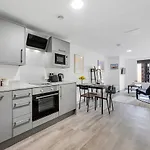 Host & Stay - The Roscoe Nest
